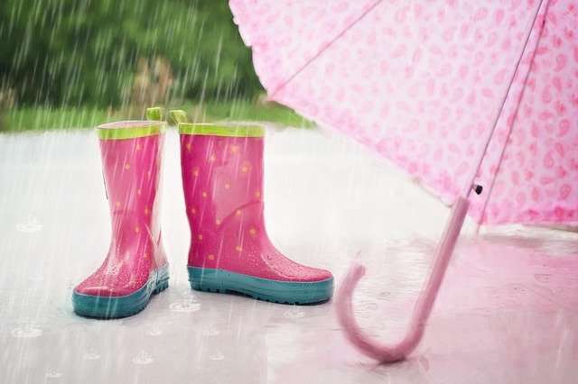 déšť a holínky a deštník
